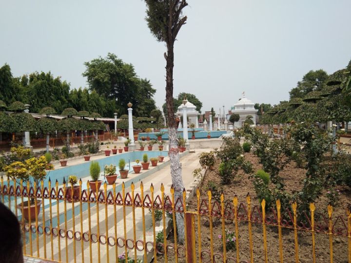 Delhi Residents Allege Neglect in West Gorakh Park: Filth, Contaminated Water, Encroachment