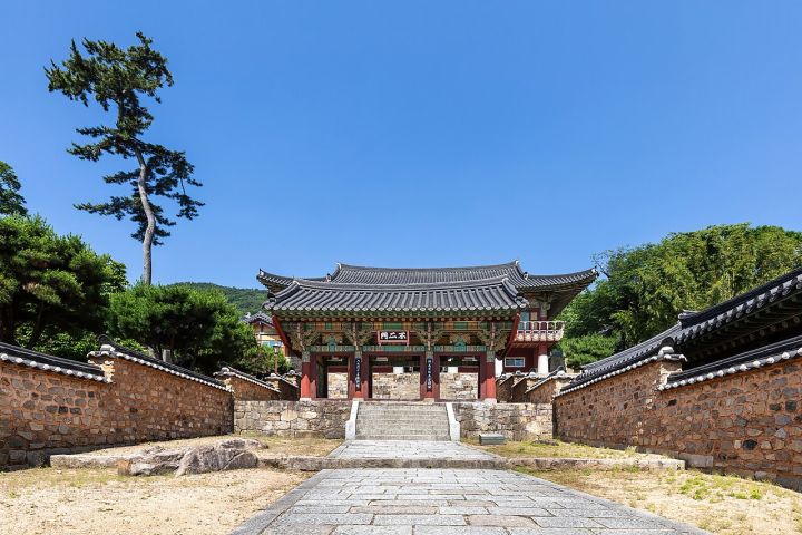 South Korean Neighbor Requests Permission Before Renovation, Leaves a Pen