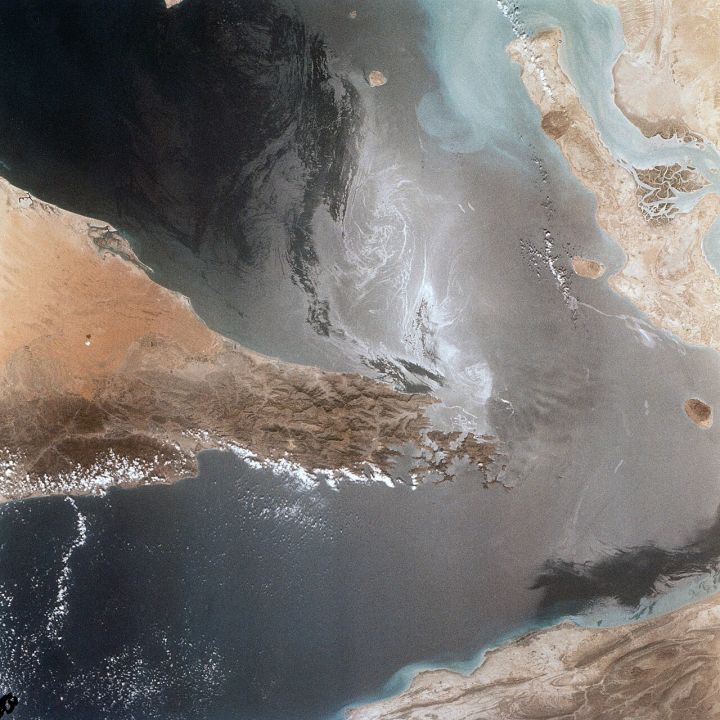 US‑Iran Tensions Escalate: Fresh Strikes Hit Strait of Hormuz