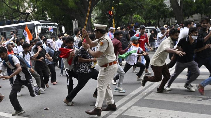 Protesters Face Police Lathis in March to Parliament, Highlighting BJP Supporters' Discontent