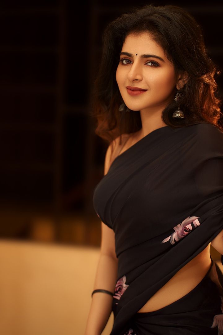 Iswarya Menon Dazzles in Vibrant Pink Ensemble