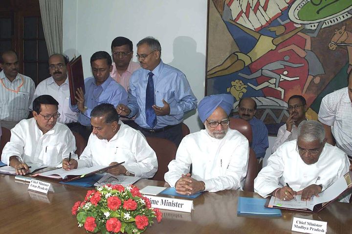 Displaced Protestors Launch 'Jal Satyagraha' Amidst Heavy Rains for Ken-Betwa Project
