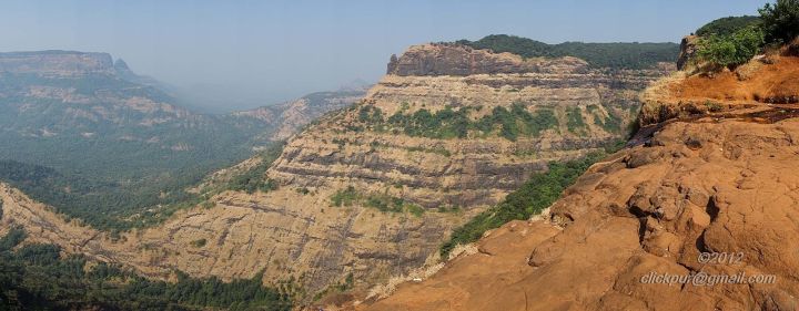 Teen Who Survived 2025 Cliff Suicide Attempt Dies with Parents at Same Spot in Maharashtra