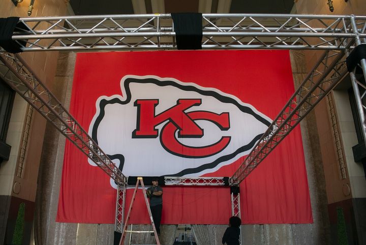 Chiefs co-owner says he hasn't spoken to Travis Kelce after being excluded