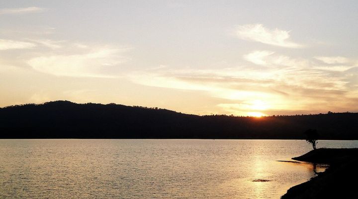 Teen rides bicycle on Umaria Dam's west weir amid high flow, raising safety concerns