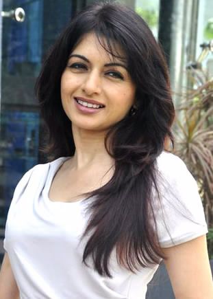 Bhagyashree Showcases Romanian Deadlift in New Instagram Video to Strengthen Glutes
