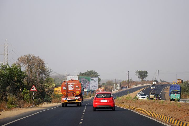 Four family members killed, six injured in MUV‑truck collision on Mumbai‑Nashik Highway