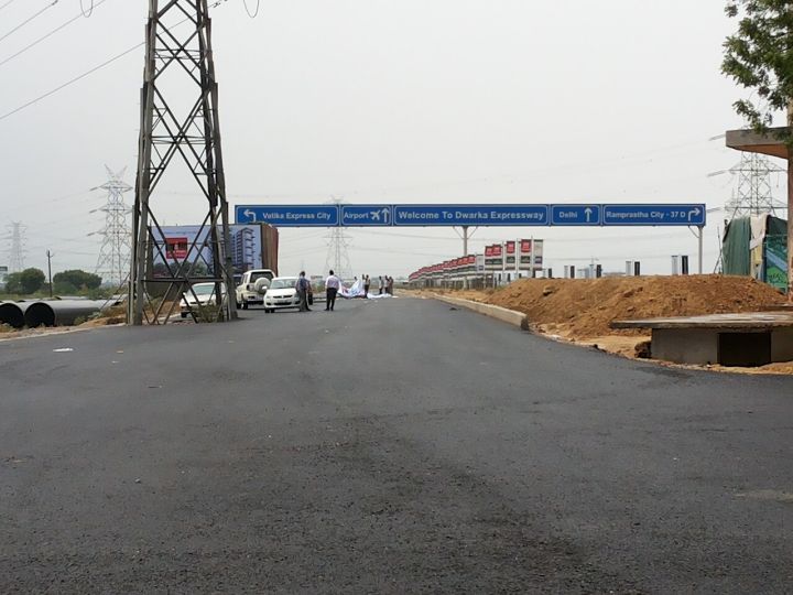 Thar Roxx SUV Hits Motorcyclist on Dwarka Expressway, Driver Flees