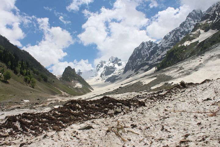 Snowfall Blankets Upper Kashmir While Rain Pours on Plains, Officials Say