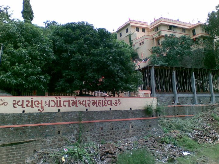 75-year-old father seeks police intervention in 4.5-acre land dispute among six siblings in Sihor