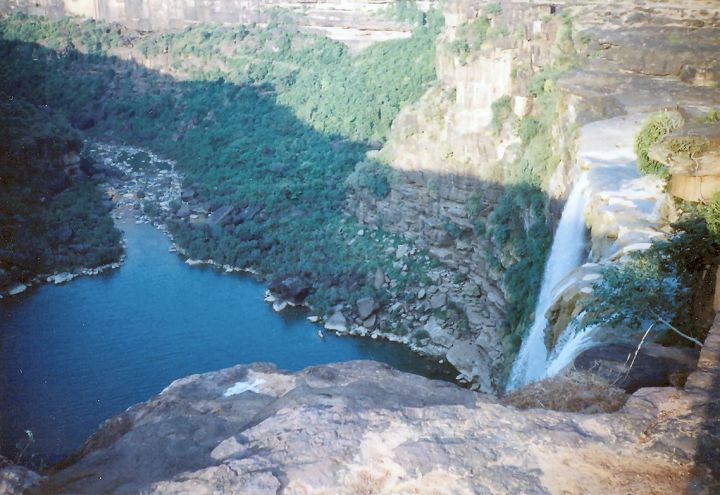 Mauganj Water Scheme Fails After 3.85 Crore Paid: Broken Tank, No Tap Connections