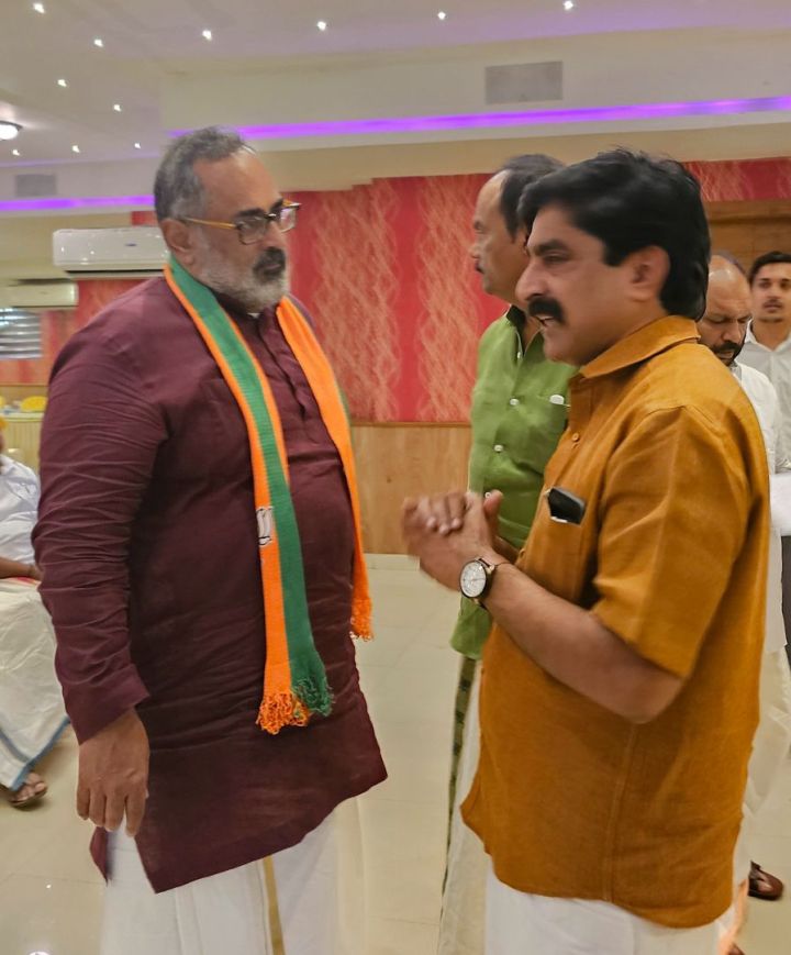 BJP Leaders Clash Over Stage Space at Service Commitment Event in Chanchoda, Madhya Pradesh