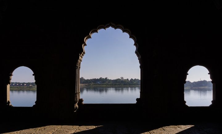 Four Indore Youths Rescued After Sudden Rise Near Railway Bridge on Narmada, Khargone