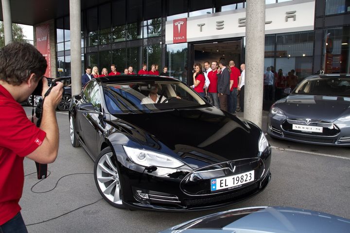 Tesla Q3 Deliveries Surpass Estimates, EV Winter Thaws, 2027 Growth Forecasted at 15%