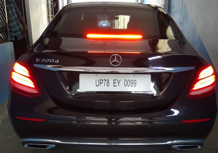 Cleaner killed as e‑bike‑laden vehicle bursts into flames after crash in Kanpur