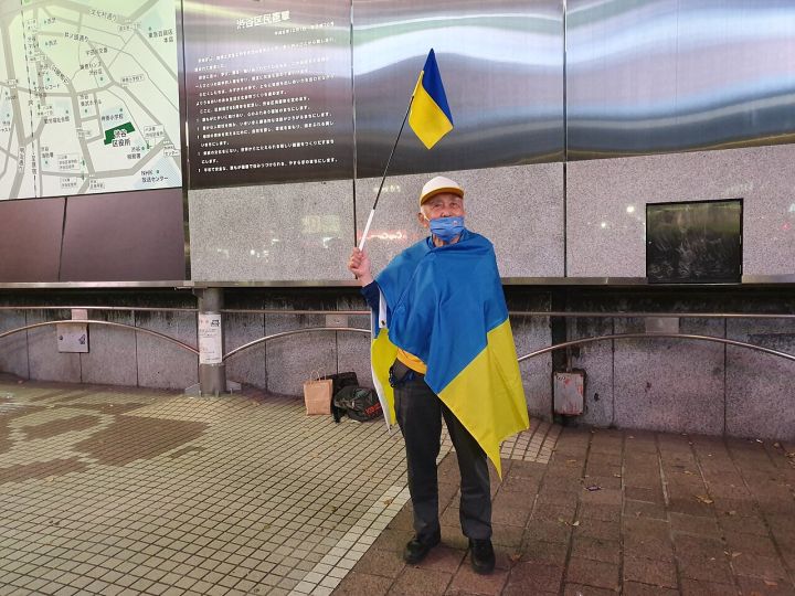Elderly Protesters Demand Concrete Action After Descending Tower