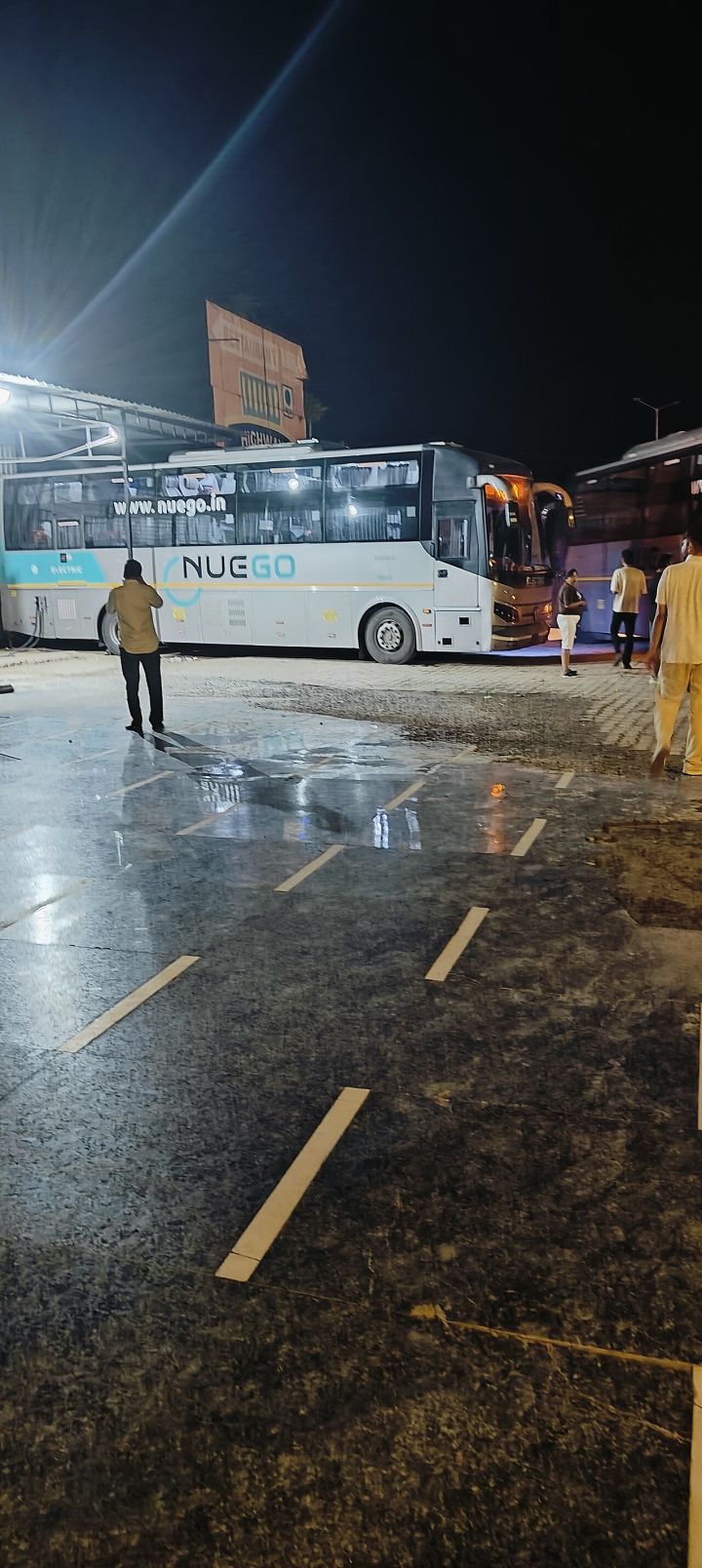 Delhi Launches 150 Electric Buses and 4 Charging Stations to Tackle Air Pollution