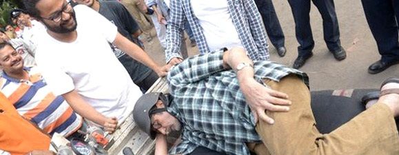 Amitabh Bachchan Sustains Knee Injury After Slip on Film Set