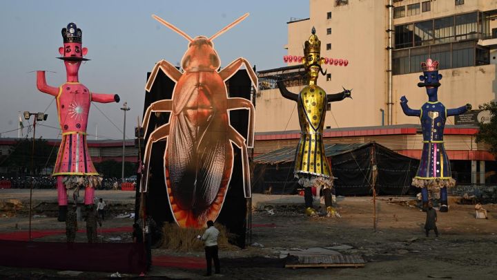 AAP-BJP Clash Over 30-Ft Cockroach Effigy at Delhi Dussehra