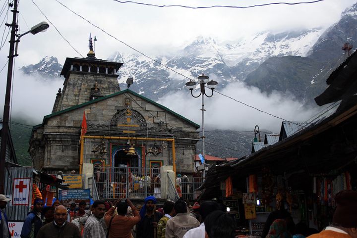 Snow‑Clad Kedarnath Temple Draws Devotees Despite Freezing Weather