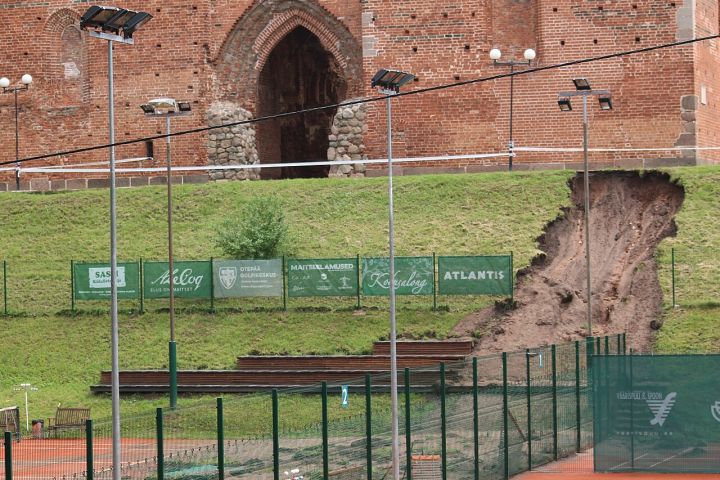 Resort Walls Collapse in Tamil Nadu's Ooty Amid Heavy Rains
