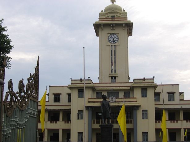 Youth Congress and SFI clash outside Kerala University, stones and torches thrown