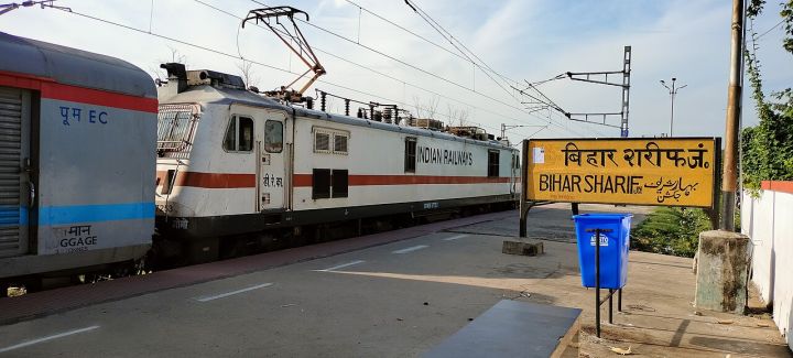 Suspected Phone Thief Left Hanging from Moving Train in Bihar, Video Goes Viral