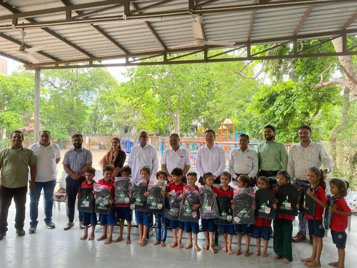 વિદ્યાર્થીઓના ઉજ્જવળ ભવિષ્ય માટે એક નાનકડો સહયોગ... 🎒