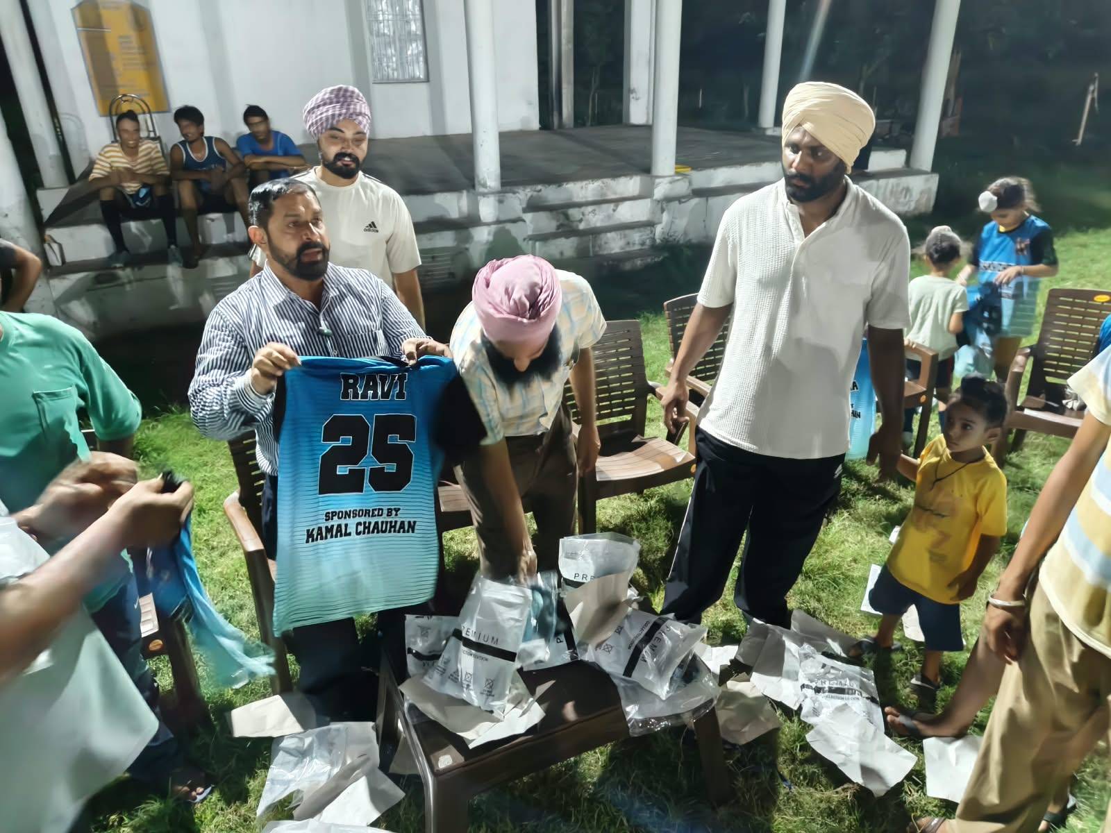 ਰੂਪਨਗਰ ਵਿੱਚ ਨੌਜਵਾਨਾਂ ਨੂੰ ਖੇਡਾਂ ਨਾਲ ਜੋੜਨ ਲਈ ਫੁੱਟਬਾਲ ਜਰਸੀਆਂ ਅਤੇ ਕ੍ਰਿਕਟ ਸਮਾਨ ਵੰਡਿਆ