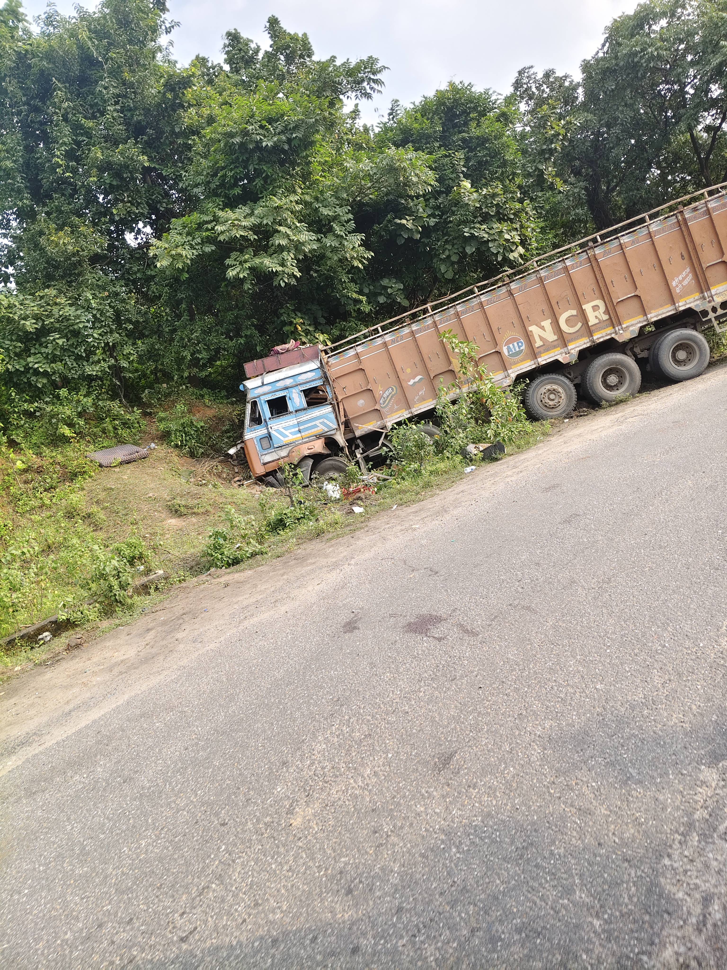 चंदवा कुरु रोड पर ट्रक दुर्घटनाग्रस्त, सड़क सुरक्षा पर सवाल