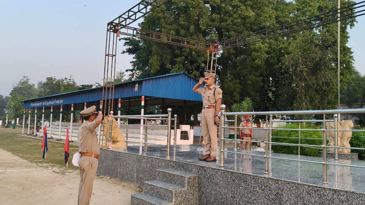 अपर पुलिस अधीक्षक ने पुलिस लाइन उरई में मंगलवार परेड की ली सलामी, विभिन्न शाखाओं का किया निरीक्षण