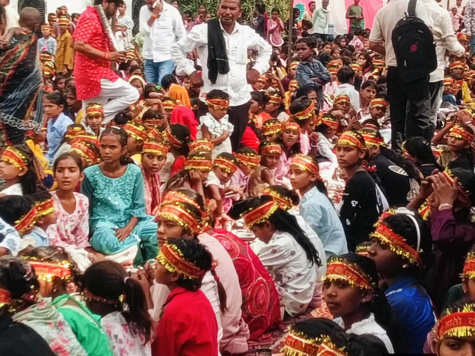 कंचनपुर में विधायक अनिल सिंह एवं माही संस्था की अध्यक्ष कल्पना सिंह द्वारा कन्या भोज का आयोजन