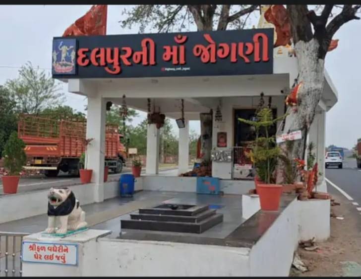પ્રાંતિજ જોગણી મંદિરમાં ચોરી, CCTV: દાનપેટીનું તાળું તોડી અજાણ્યા તસ્કરો ફરાર