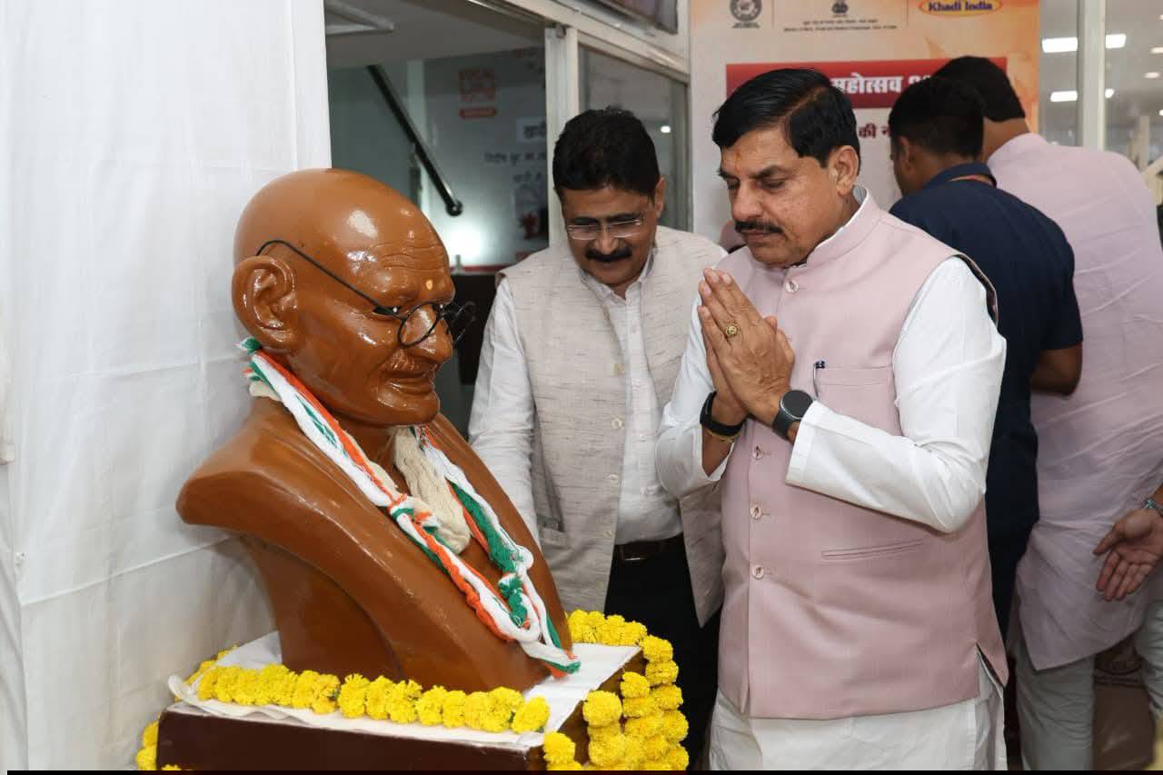 गांधी जयंती पर मुख्यमंत्री डॉ. मोहन यादव ने खादी ग्राम उद्योग केंद्र से की खरीदारी