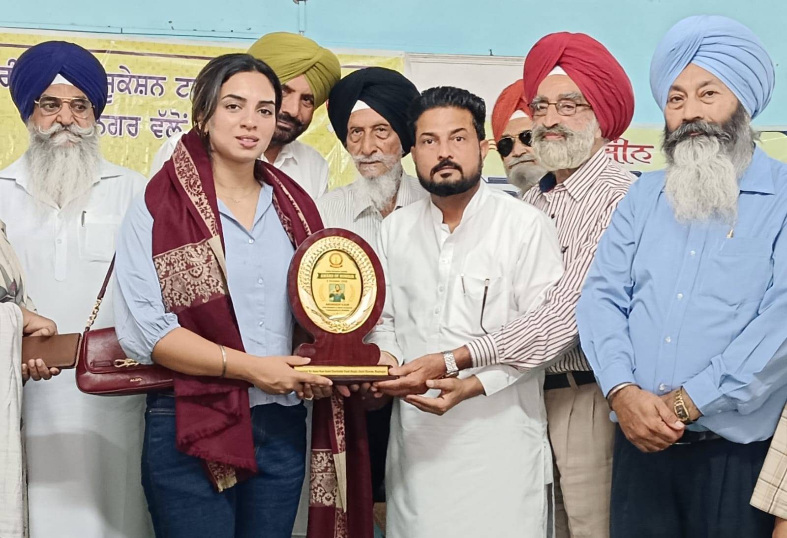 ਰੋਪੜ ਵਿੱਚ ਸੈਣੀ ਭਲਾਈ ਬੋਰਡ ਦੇ ਚੇਅਰਮੈਨ ਨੇ ਅੰਤਰਰਾਸ਼ਟਰੀ ਨਿਸ਼ਾਨੇਬਾਜ਼ ਅਰਸ਼ਦੀਪ ਕੌਰ ਨੂੰ ਸਨਮਾਨਿਤ ਕੀਤਾ