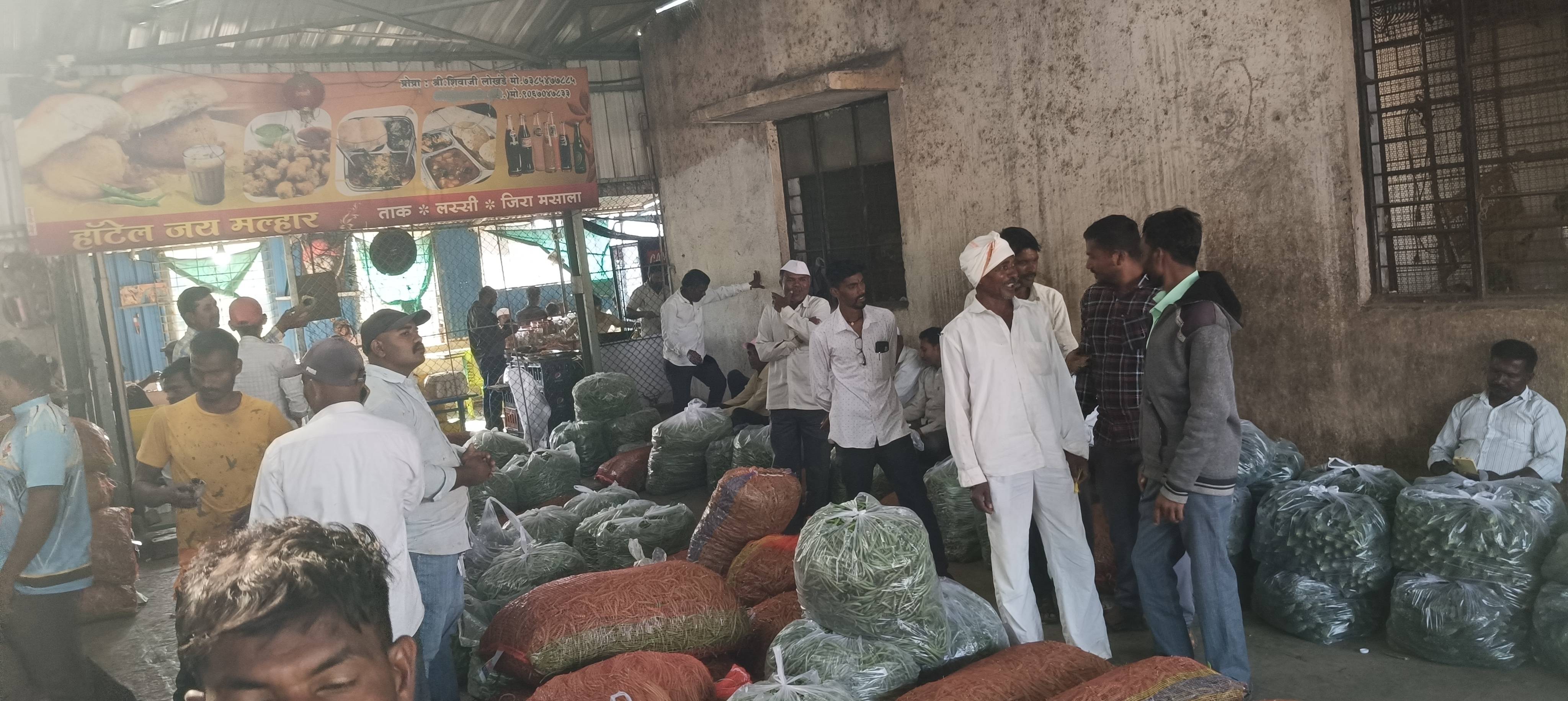 ओतुर मार्केटमध्ये भाजीपाल्याची आवक मोठ्या प्रमाणावर झाली बाजार भावात चढउतार