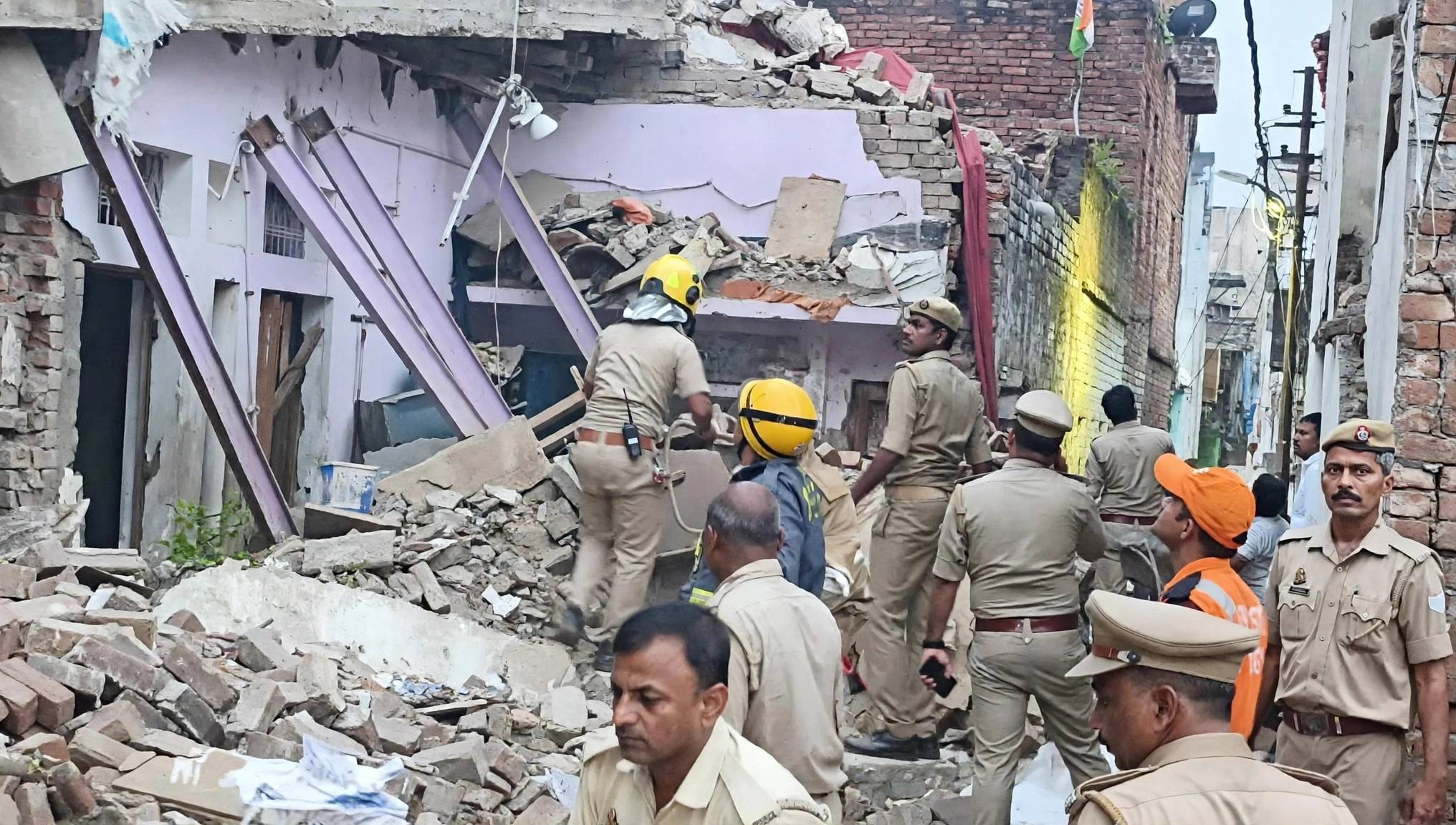 वाराणसी के पैगम्बरपुर में भीषण धमाका: एक मकान ढहा, 10 घरों को नुकसान, बम बनाने की आशंका