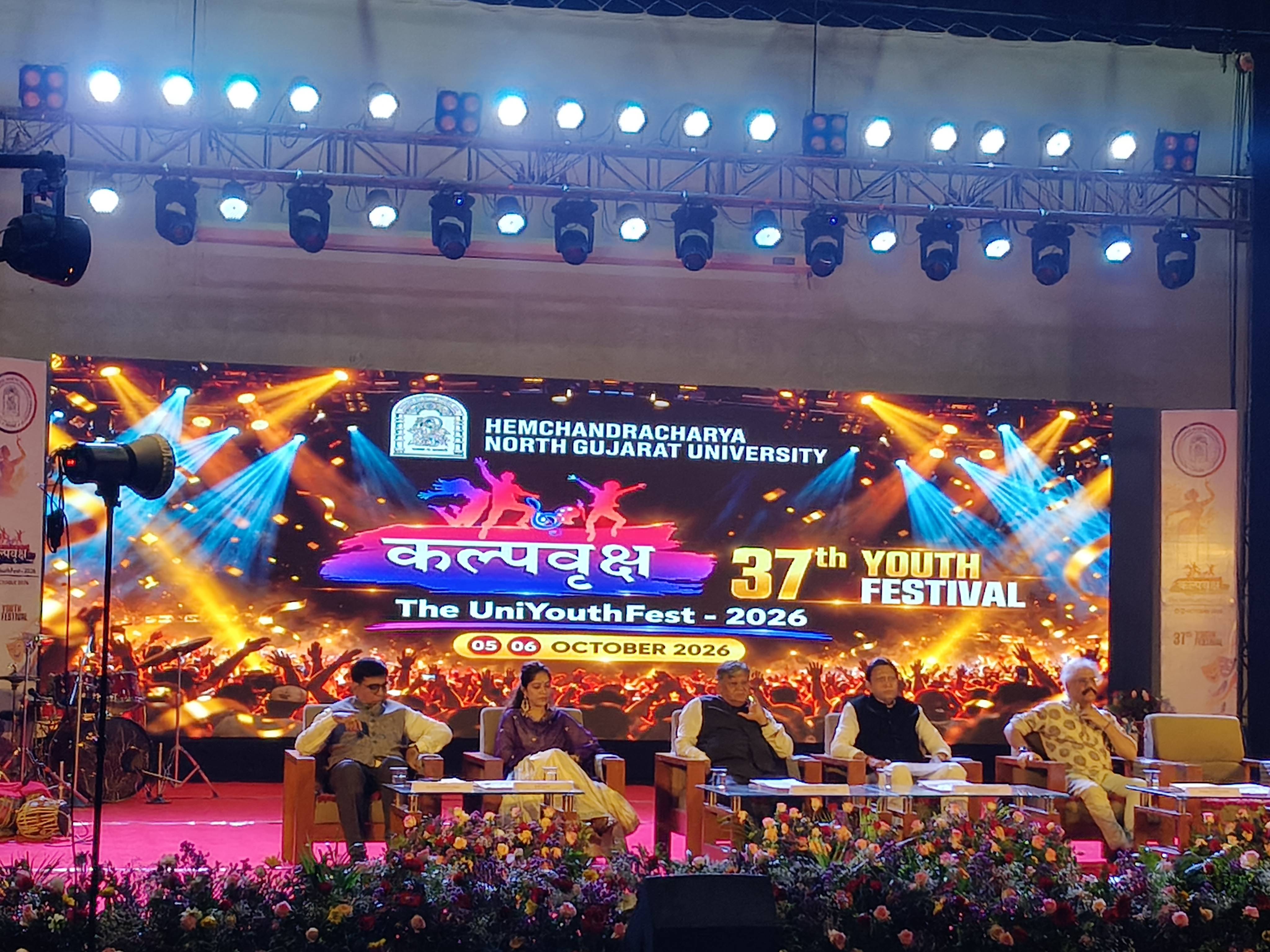 હેમચંદ્રાચાર્ય ઉત્તર ગુજરાત યુનિવર્સિટી (HNGU), પાટણ દ્વારા 5 અને 6 ઓક્ટોબર 2026ના રોજ યુનિવર્સિટીના કન્વેન્શન હોલ ખાતે 37મા આંતર-કોલેજ યુવા મહોત્સવ "કલ્પવૃક્ષ - The UniYouthFest 2026"નું ભવ્ય આયોજન કરવામાં આવ્યું છે.