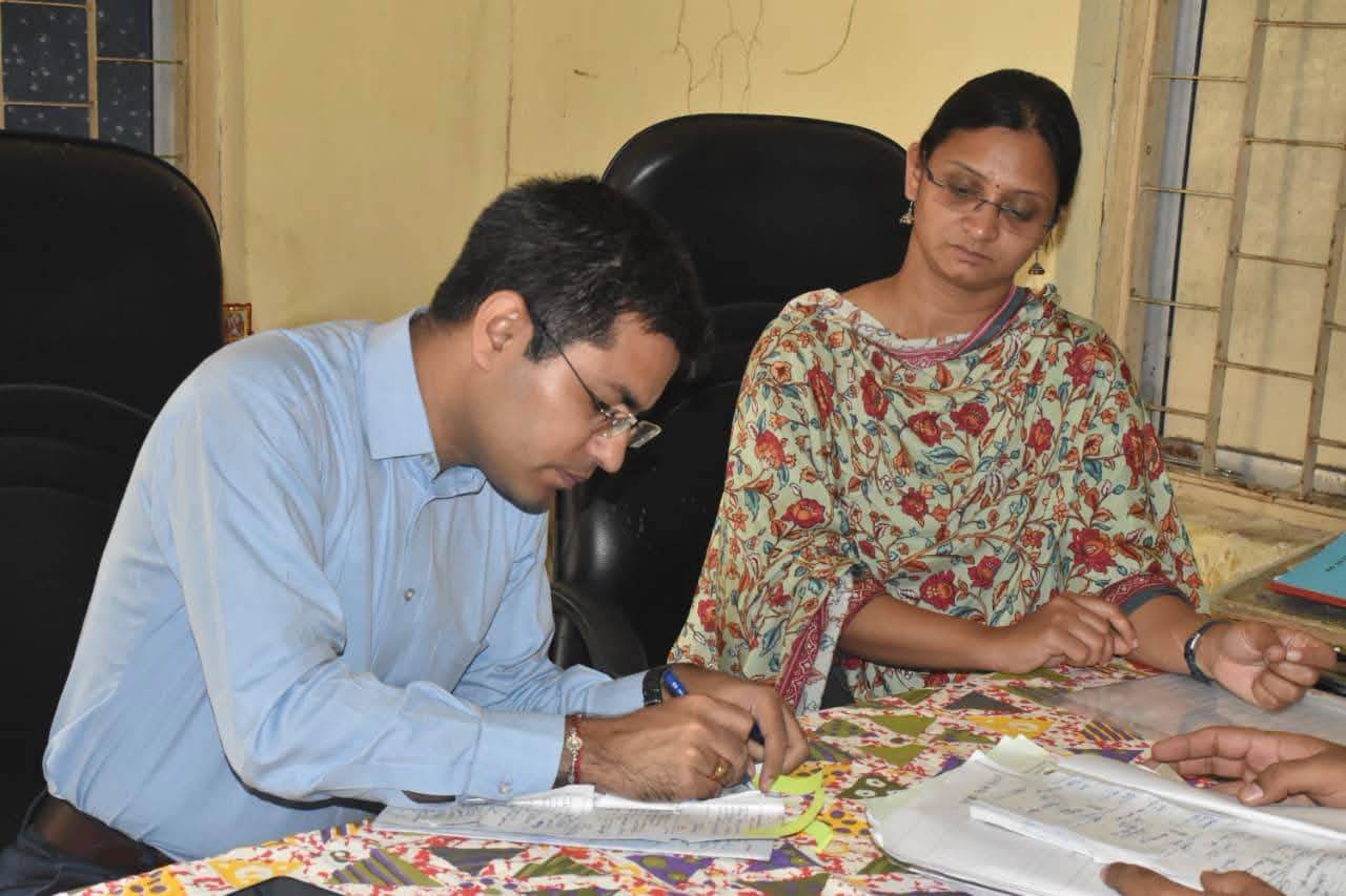 જલાલપોર તાલુકાના દિપલા ગામમાં અધિકારી દ્વારા વિવિધ સરકારી કચેરીઓની મુલાકાત અને ગ્રામજનોની સમસ્યાઓ સાંભળવામાં આવી