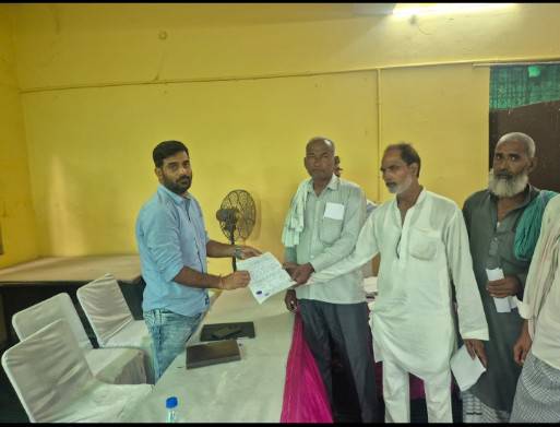 ग्राम हाजीपुर में हुआ ग्रामीण सेवा शिविर का आयोजन शिविर प्रभारी को ग्रामीणों ने थमाया ज्ञापन