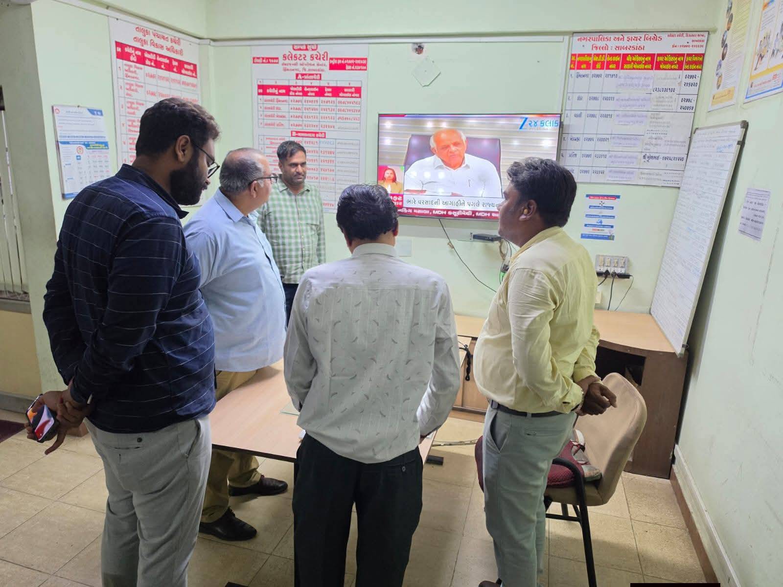 જિલ્લા કલેકટર શ્રી લલિત નારાયણ સિંઘ સાંદુએ  ડિઝાસ્ટર કંટ્રોલ રૂમની મુલાકાત લીધી