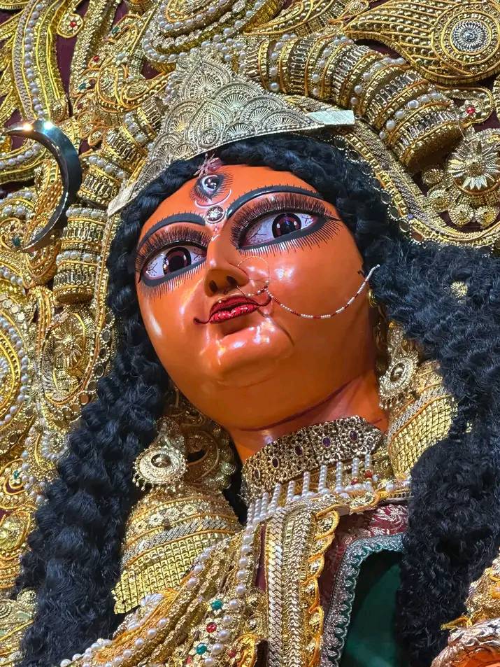 একডালিয়া এভারগ্রিনের দুর্গাপুজো মণ্ডপ ও প্রতিমায় ঐতিহ্যবাহী উপস্থাপনা