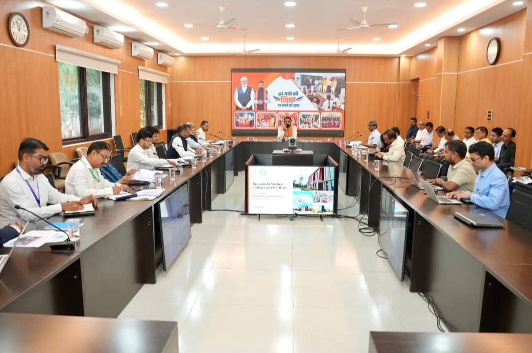 मुख्यमंत्री ने स्वास्थ्य सेवाओं के विस्तार और ब्राउनफील्ड मेडिकल कॉलेजों की स्थापना की समीक्षा की