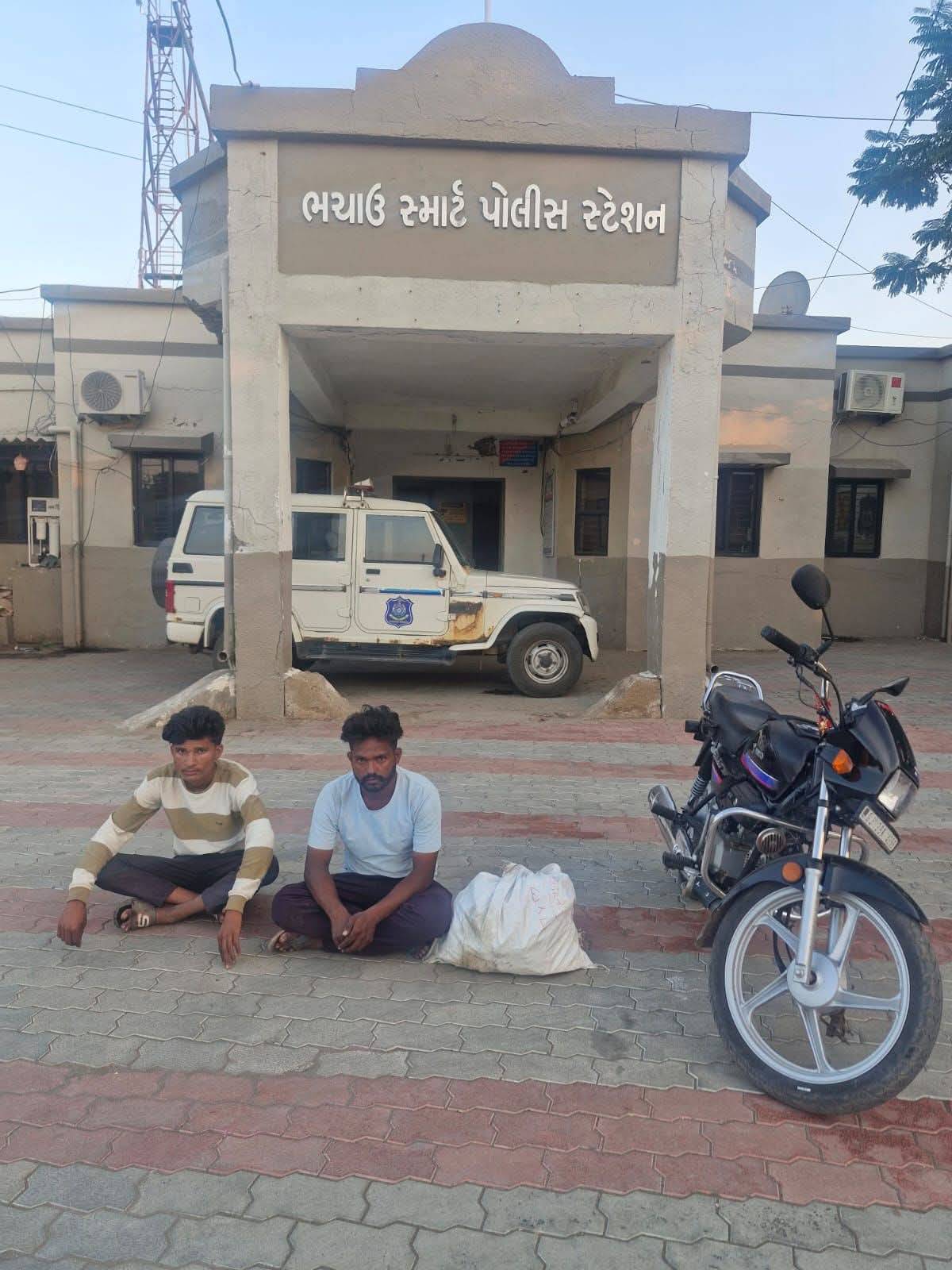 ભચાઉ પોલીસે ચોરીના કોપર કેબલ સાથે બે શખ્સોને ઝડપી પાડ્યા