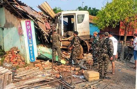 बोकारो: नगेन मोड़ पर अनियंत्रित ट्रेलर ने ली दो की जान, कई घायल, सड़क जाम