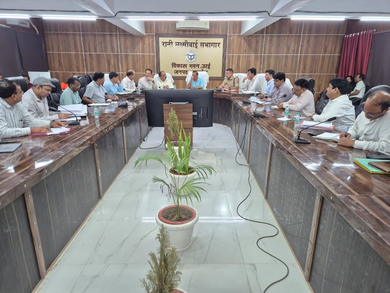 इलाहाबाद-झांसी खंड स्नातक निर्वाचन-2026 की तैयारियों की समीक्षा, समयबद्ध व्यवस्था सुनिश्चित करने के निर्देश
