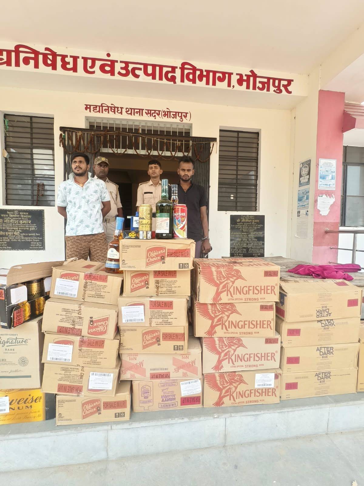 भोजपुर पुलिस ने लग्ज़री वाहन से भारी मात्रा में विदेशी शराब बरामद किया