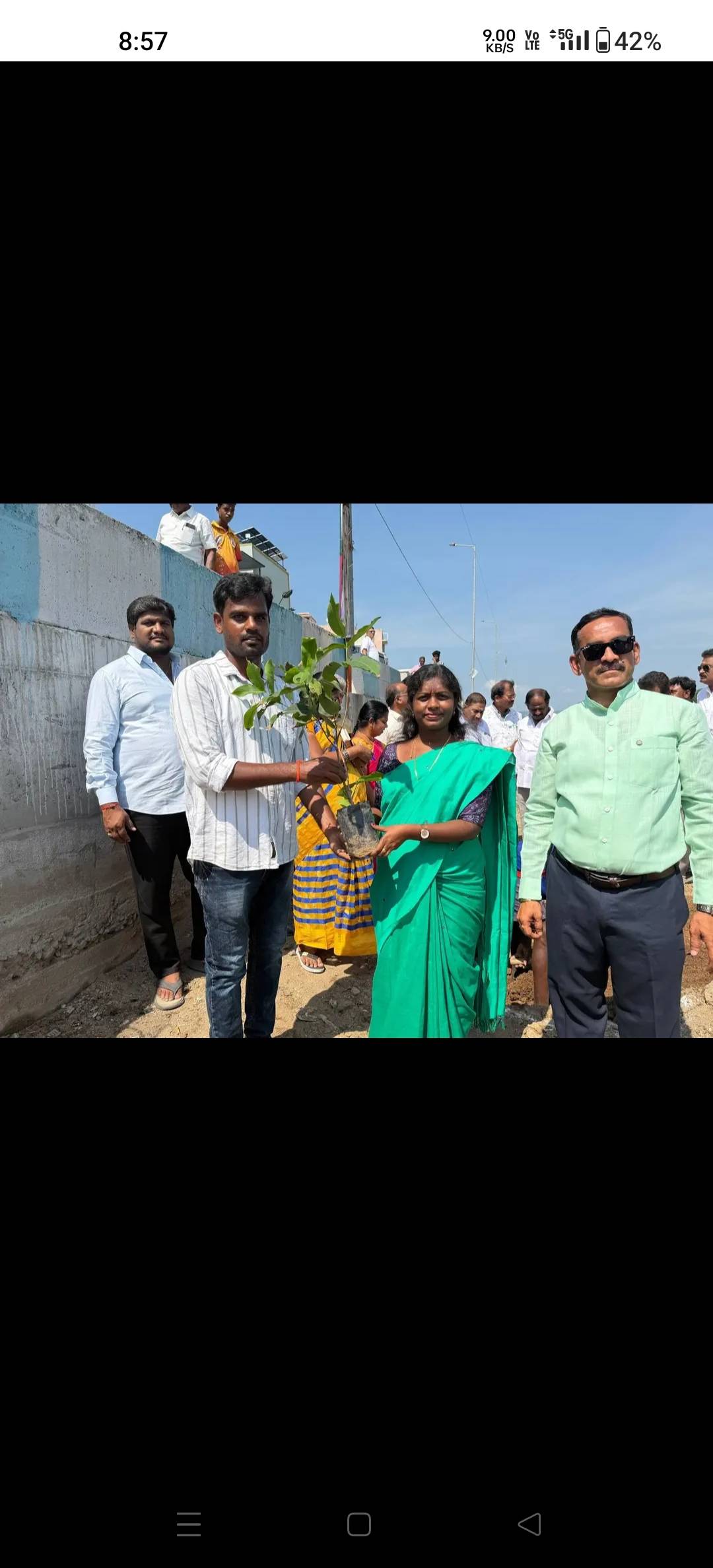 குடியாத்தம்: காமராஜர் பாலத்தில் மரக்கன்றுகள் நட்டு, தூய்மைப் பணியாளர்களைப் பாராட்டிய எம்.எல்.ஏ. சிந்து அழகப்பன்