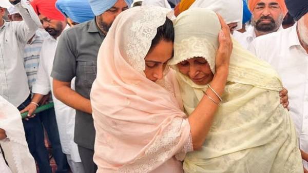 ਪਰਵਿੰਦਰ ਝੋਟੇ ਘਰ ਦੁਖ ਸਾਂਝਾ ਕਰਨ ਪਹੁੰਚੇ ਹਰਸਿਮਰਤ ਬਾਦਲ, ਕਿਹਾ- 'ਇਨਸਾਫ਼ ਦਵਾਉਣ ਦਾ ਵਾਅਦਾ ਕਰਦੀ ਹਾਂ'