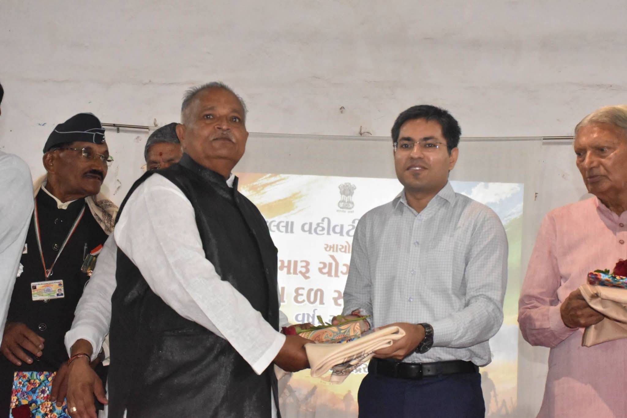 જિલ્લામાં સશસ્ત્ર દળોના નિવૃત્ત સૈનિકોનું ગૌરવપૂર્ણ સન્માન